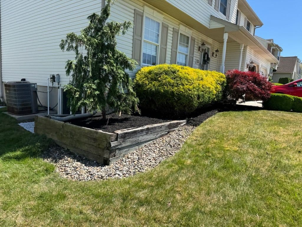 Gallery photos for Stunning Landscape Transformation with Mulching: Image #1
